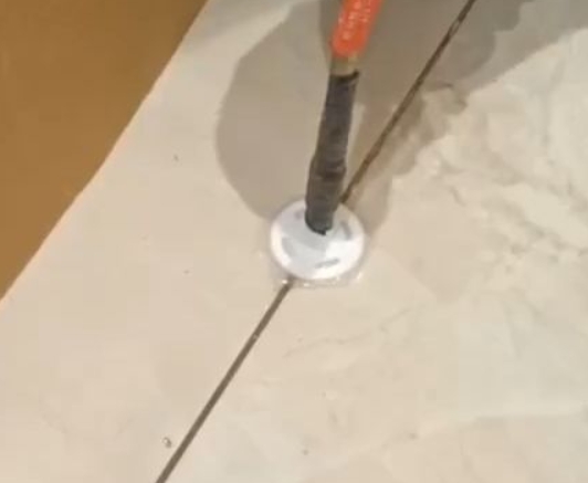 本溪瓷砖空鼓维修公司专业解答瓷砖在铺贴过程中，如果没有涂抹均匀到位的粘结材料（如水泥砂浆或瓷砖胶），可能会导致以下问题